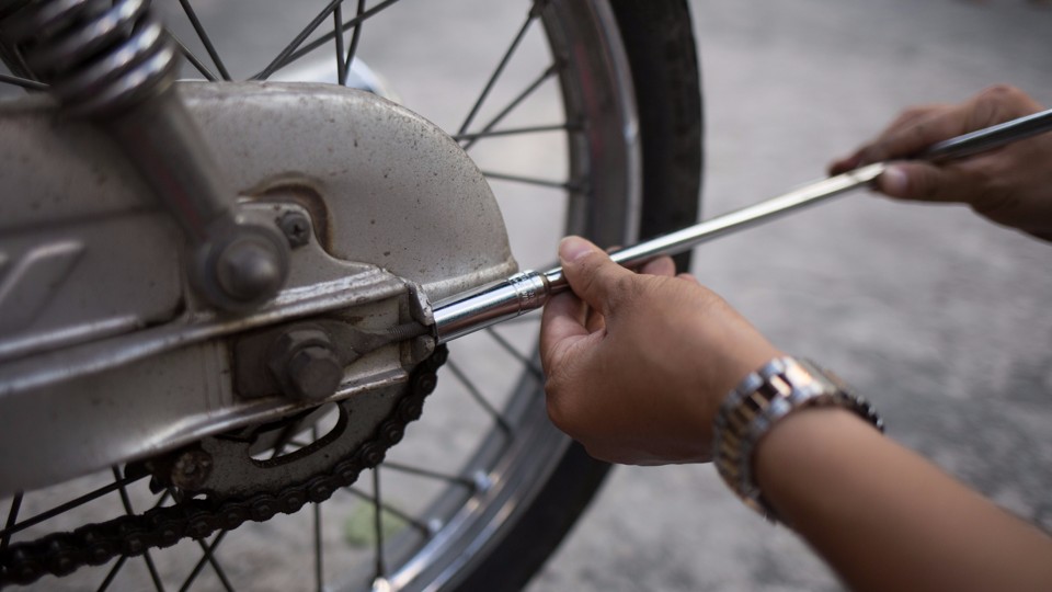 Dừng xe vào nơi bằng phẳng để kiểm tra xem xe có bị chùng xích hay không