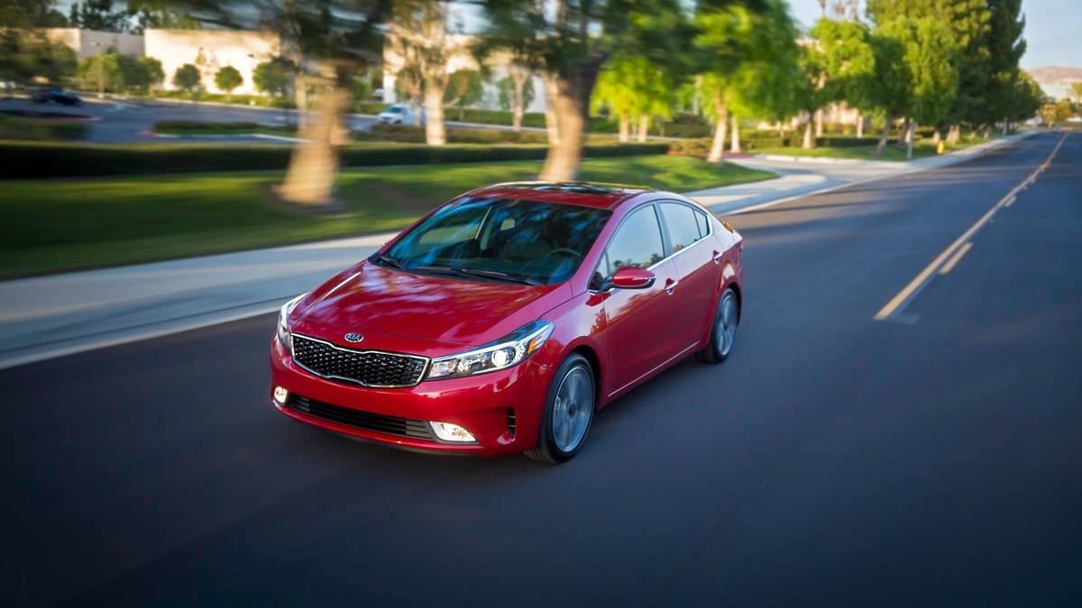 Kia Cerato đang được Trường Hải lắp ráp trong nước và phân phối với 3 phiên bản