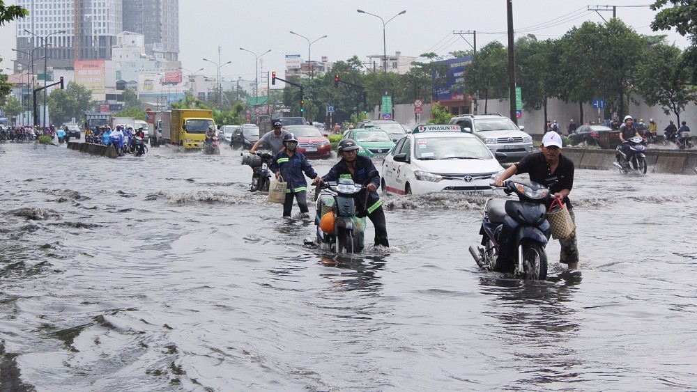 Đi xe ở đường ngập nước luôn đi xe ở số nhỏ, chính xác là số 2 đối với xe số