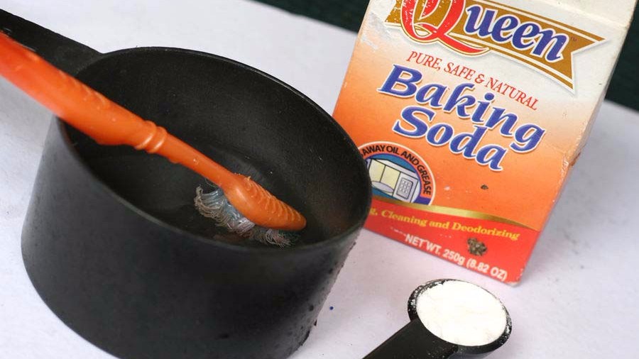 Làm sạch ắc-quy bằng Baking soda và soda 