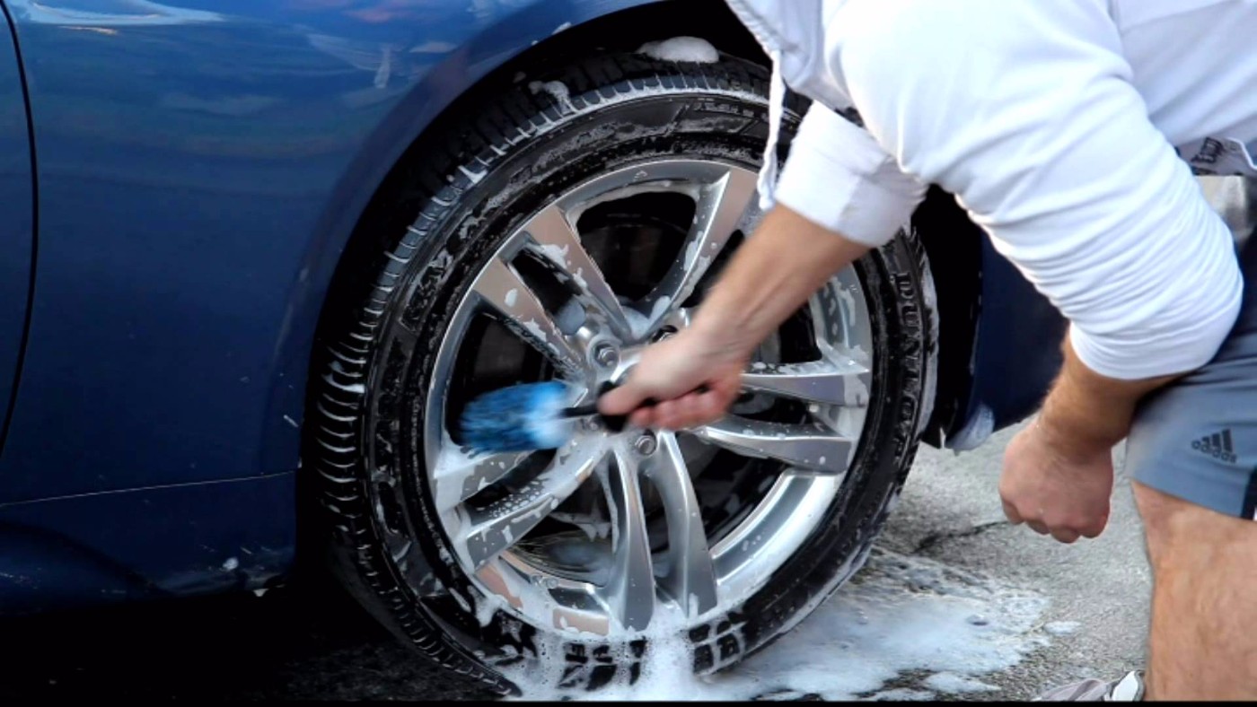 Hóa chất trong sáp bóng sẽ tẩy đi lớp bảo vệ cao su lốp, khiến lốp mau bị nứt.