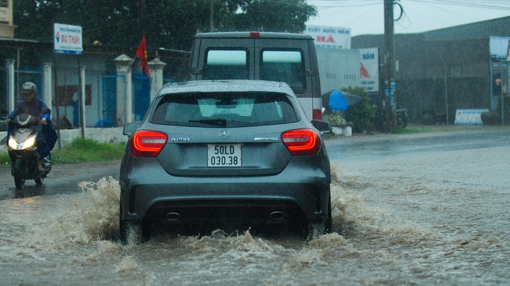 Nếu xe bị trượt nước không được nhấn phanh hay đánh lái