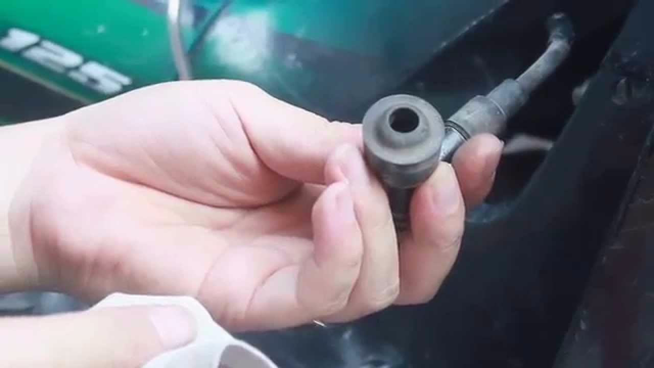 Kiểm tra bugi xe máy, đạp cần khởi động để đẩy hết nước trong máy ra, bạn lau thật khô bu-gi rồi lắp trở lại