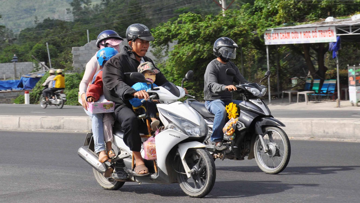 Vị trí ngồi phía trước trên xe máy dễ gây nguy hiểm cho trẻ