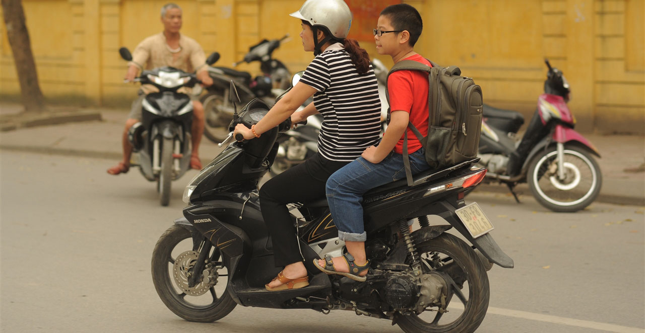 Với những trẻ hiếu động, người lớn cần dặn dò trẻ vị trí để chân an toàn trước khi xe chạy