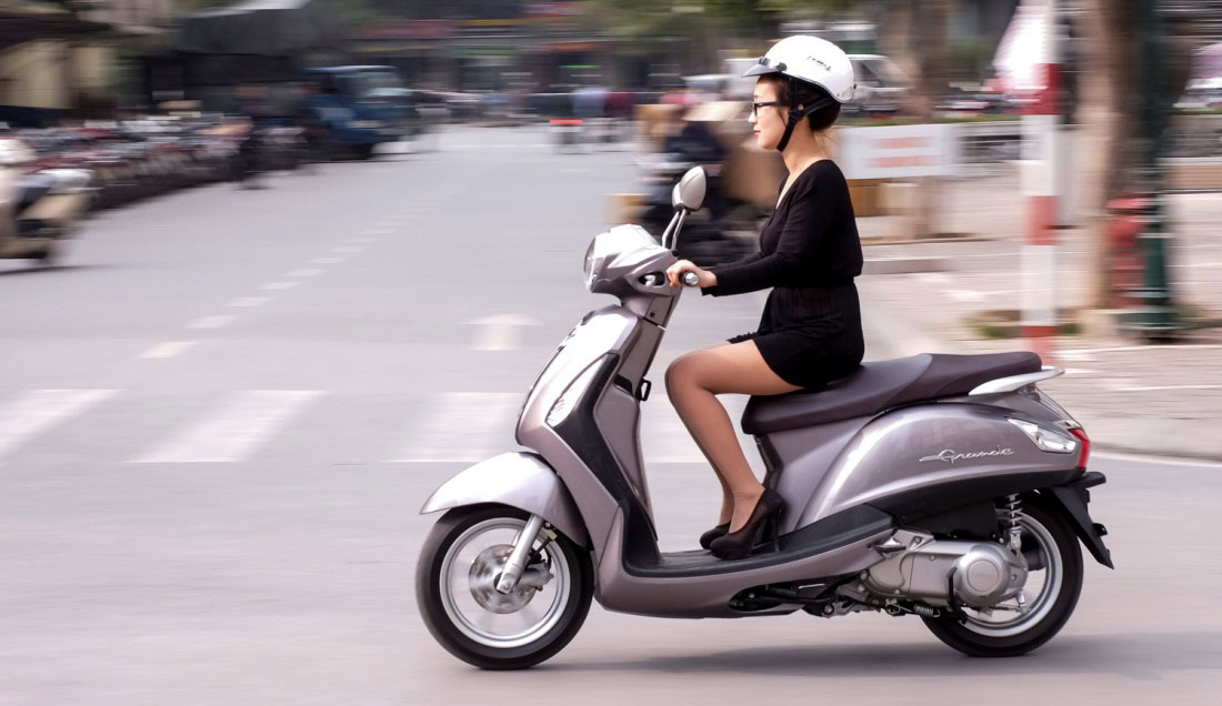 Mặc váy ngắn khi đi xe máy gây ra nhiều bất tiện