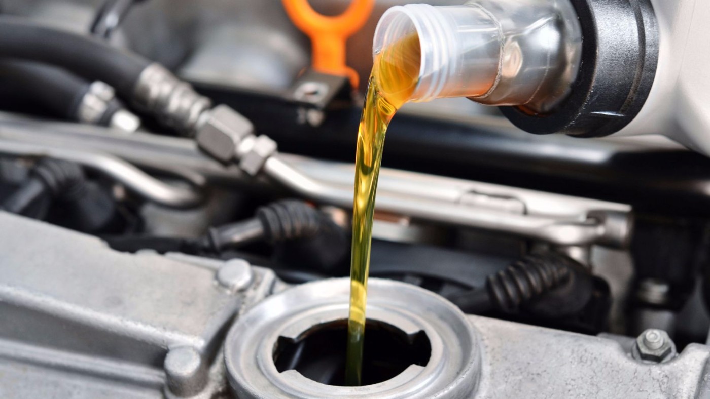 Dầu động cơ sẽ bị hao mòn sau một thời gian xe ô tô vận hành