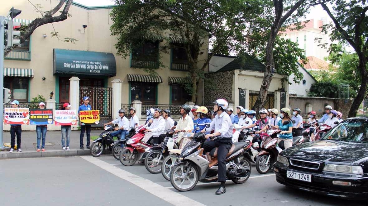 Nếu phải dừng quá 90 giây thì mới nên tắt máy