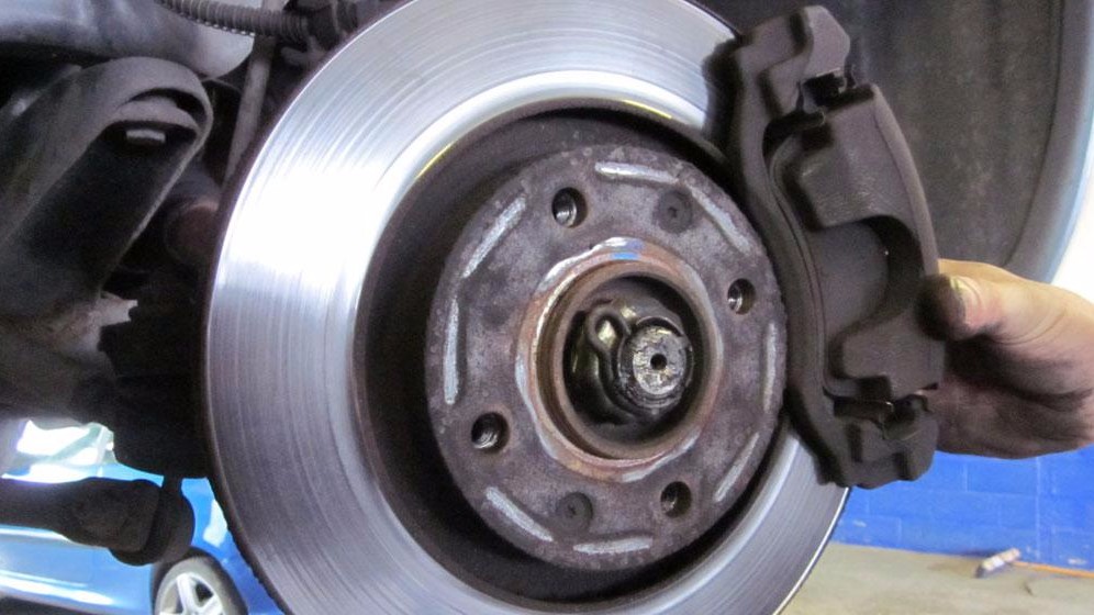 Cần vệ sinh làm sạch hệ thống phanh mỗi khi bám bụi