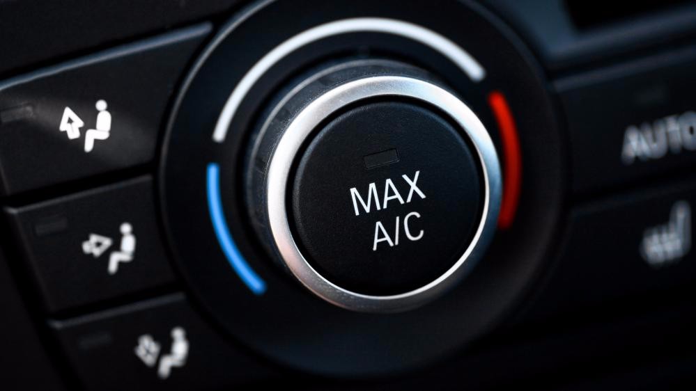 Trước khi khởi động xe, phải tắt chế độ điều hòa A/C, tắt quạt, đèn