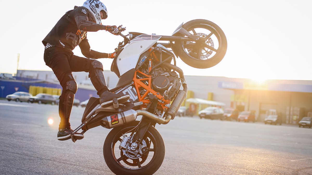 Wheelie là động tác đưa bánh trước của chiếc xe lên cao bằng cách sử dụng độ vọt của động cơ hoặc dùng côn