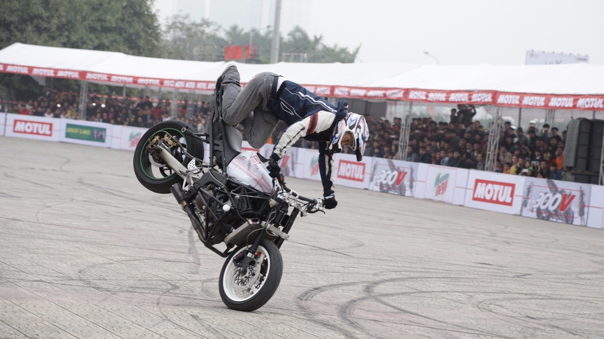 Stoppie/Endo: nhấc bổng phần đuôi xe bằng cách sử dụng đà lao và lực phanh của xe
