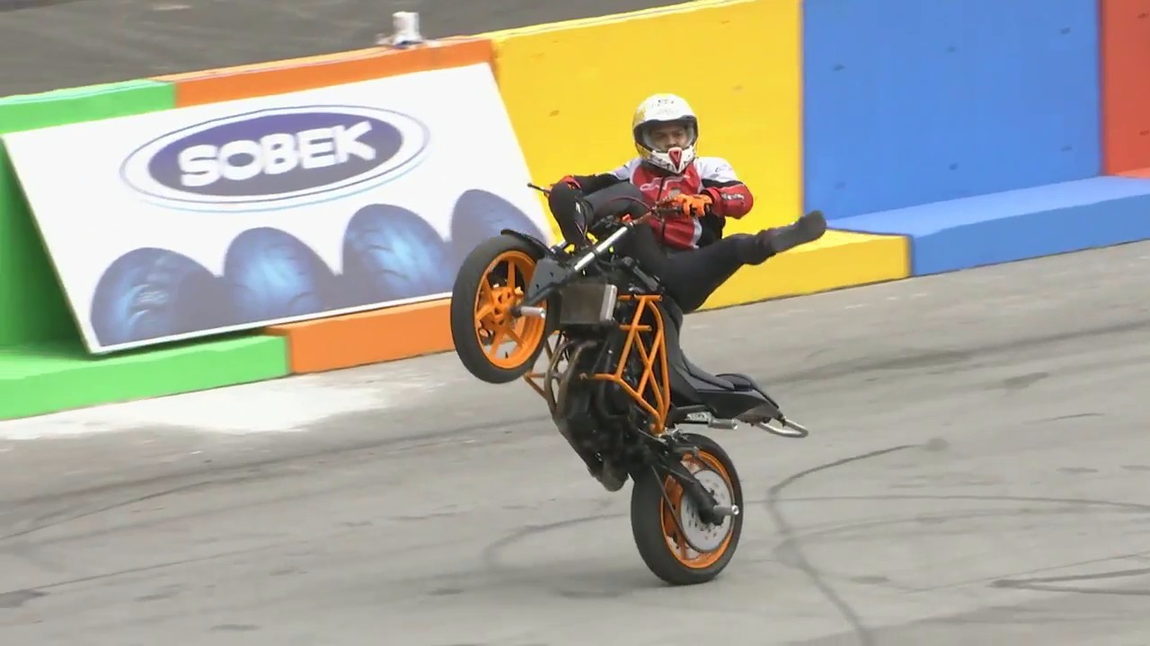 Biểu diễn môtô (Stuntriding) là một môn thể thao liên quan đến “nhào lộn” và thể hiện các tư thế khó bằng môtô