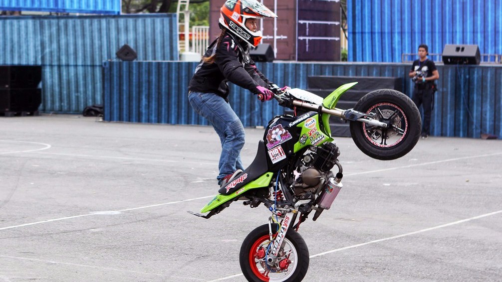 Seat stander wheelie: cũng tương đối giống “frog”, tuy nhiên stunter sẽ đứng lên yên xe