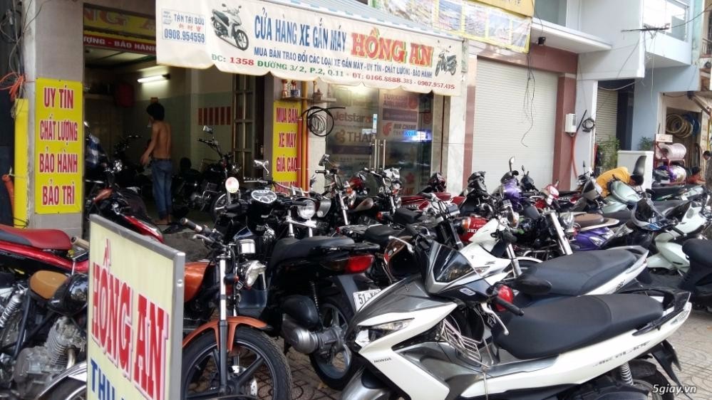 Xe máy tại các tiệm cầm đồ nhìn chung sẽ có giá rẻ hơn tuy nhiên người mua có thể gặp phải nhiều rủi ro tiềm ẩn