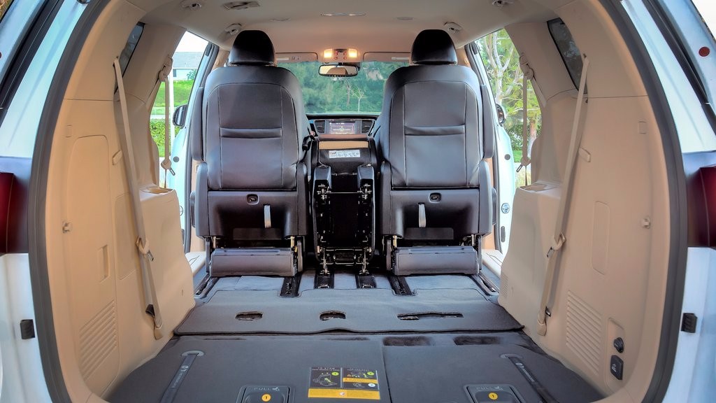 Kia Sedona 2016 sở hữu không gian bên trong cực kỳ rộng rãi