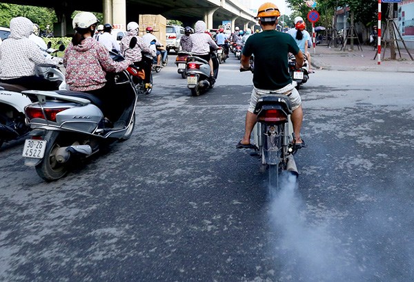 Quan sát khí xả có thể đoán biết xe có "ngốn" xăng hay không