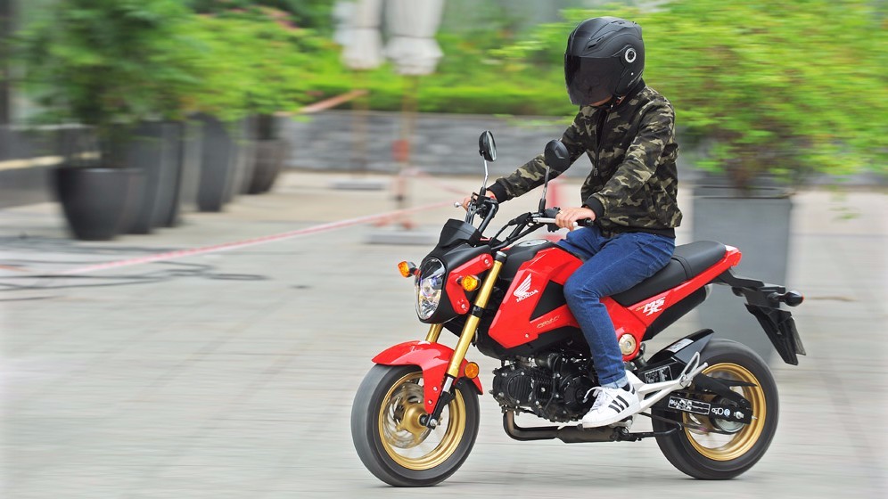 Giữ chân, tay để thực hiện thao tác ép côn rồi thả mạnh đột ngột nhằm tăng tốc cho xe 