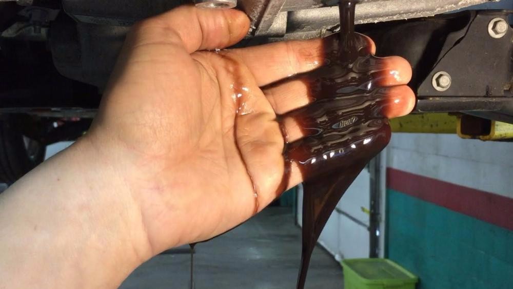 Thay dầu nhờn khi đã chuyển sang màu sẫm 
