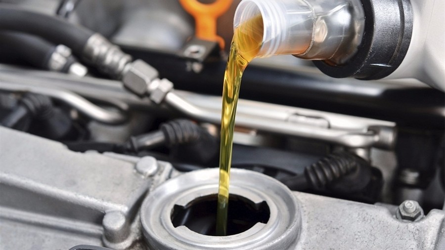 Dầu nhờn tổng hợp bền hơn dầu nhờn gốc dầu mỏ nên được dùng để chế tạo dầu nhờn cao cấp