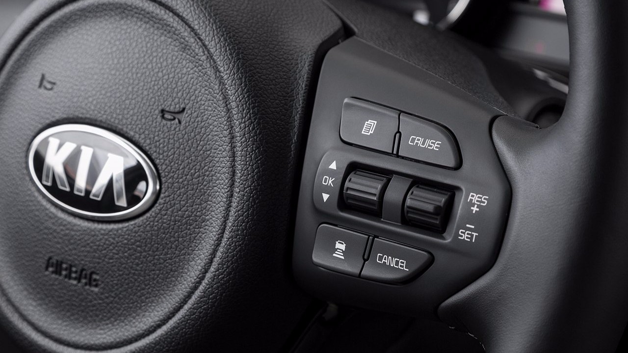 Vô lăng Kia Sedona 2017 tích hợp đầy đủ các phím bấm điều khiển