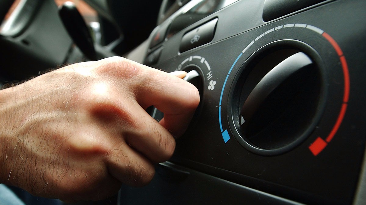 Trước khi lái xe nên bật quạt gió trước 5 phút