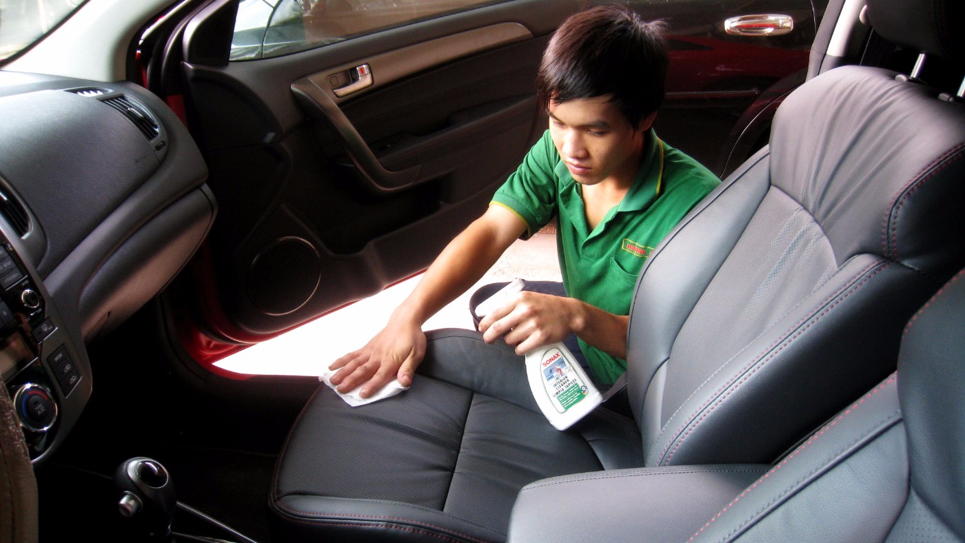 Thường xuyên vệ sinh bên trong và bên ngoài xe