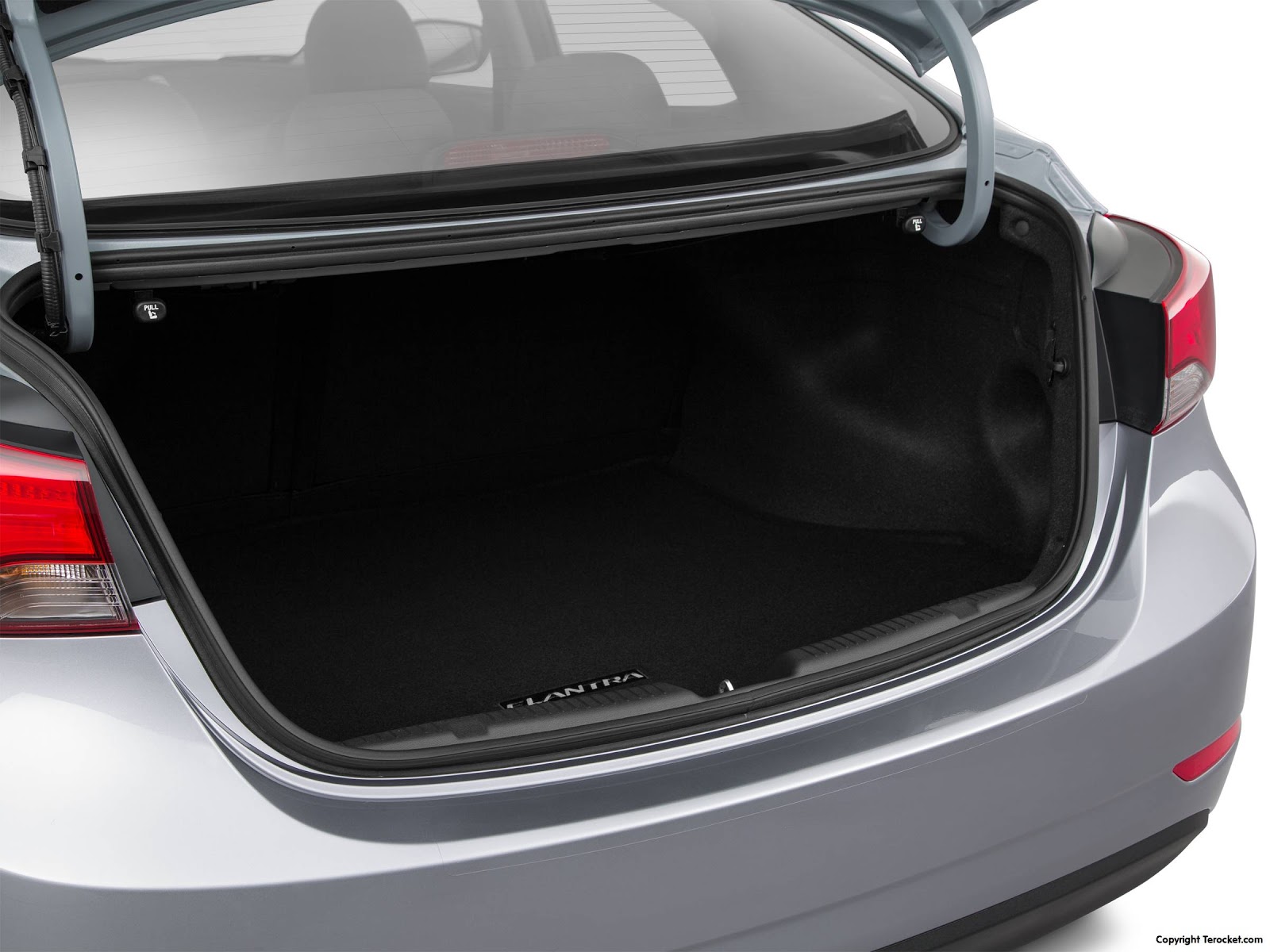 Hyundai Elantra 2018 với cốp chứa đồ rộng rãi