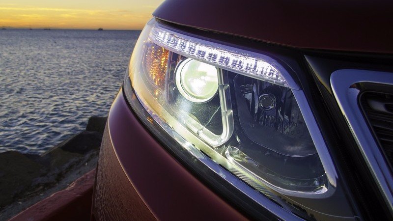 điểm nổi bật của Kia Sorento là cụm đèn pha HID gương cầu