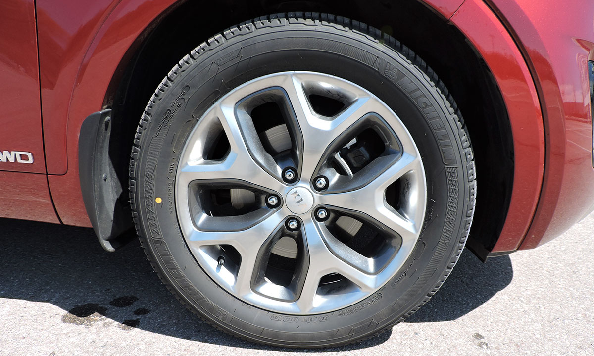  Kia Sorento 2017 còn ở bộ mâm 5 cánh kép 18 inch 