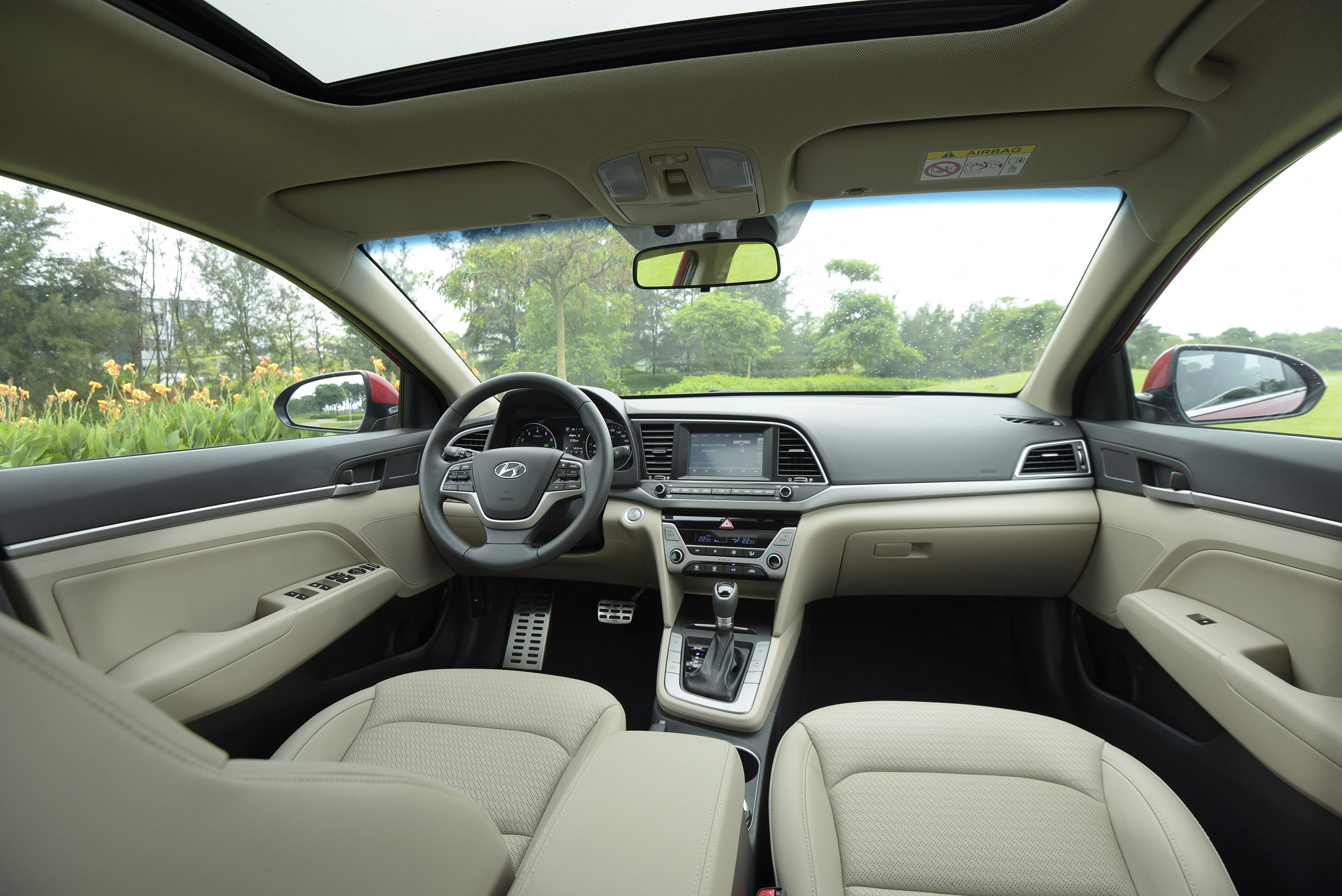 Khoang Cabin Hyundai Elantra 2018 rộng rãi và thoải mái