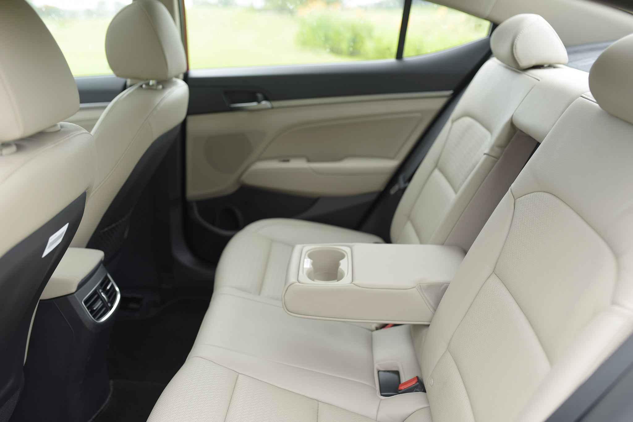Hàng ghế sau của Hyundai Elantra 2018 có không gian dư dả dành cho hành khách