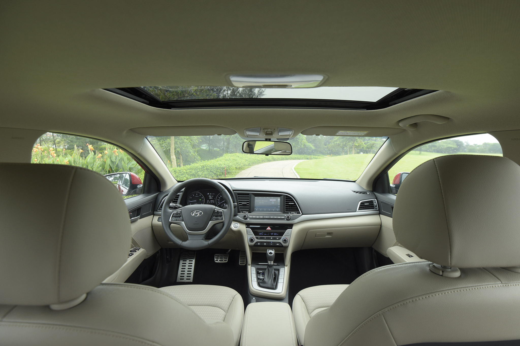 Cửa sổ trời cũng là 1 ưu điểm cạnh tranh của Hyundai Elantra 2018