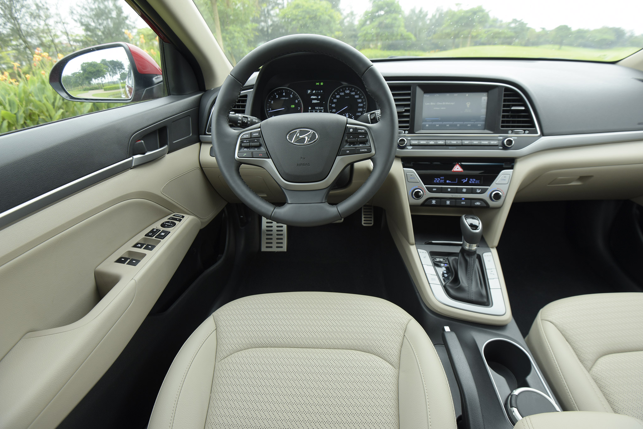 Bảng tablo của Hyundai Elantra 2018 với thiết kế tạo cảm giác hướng về người lái