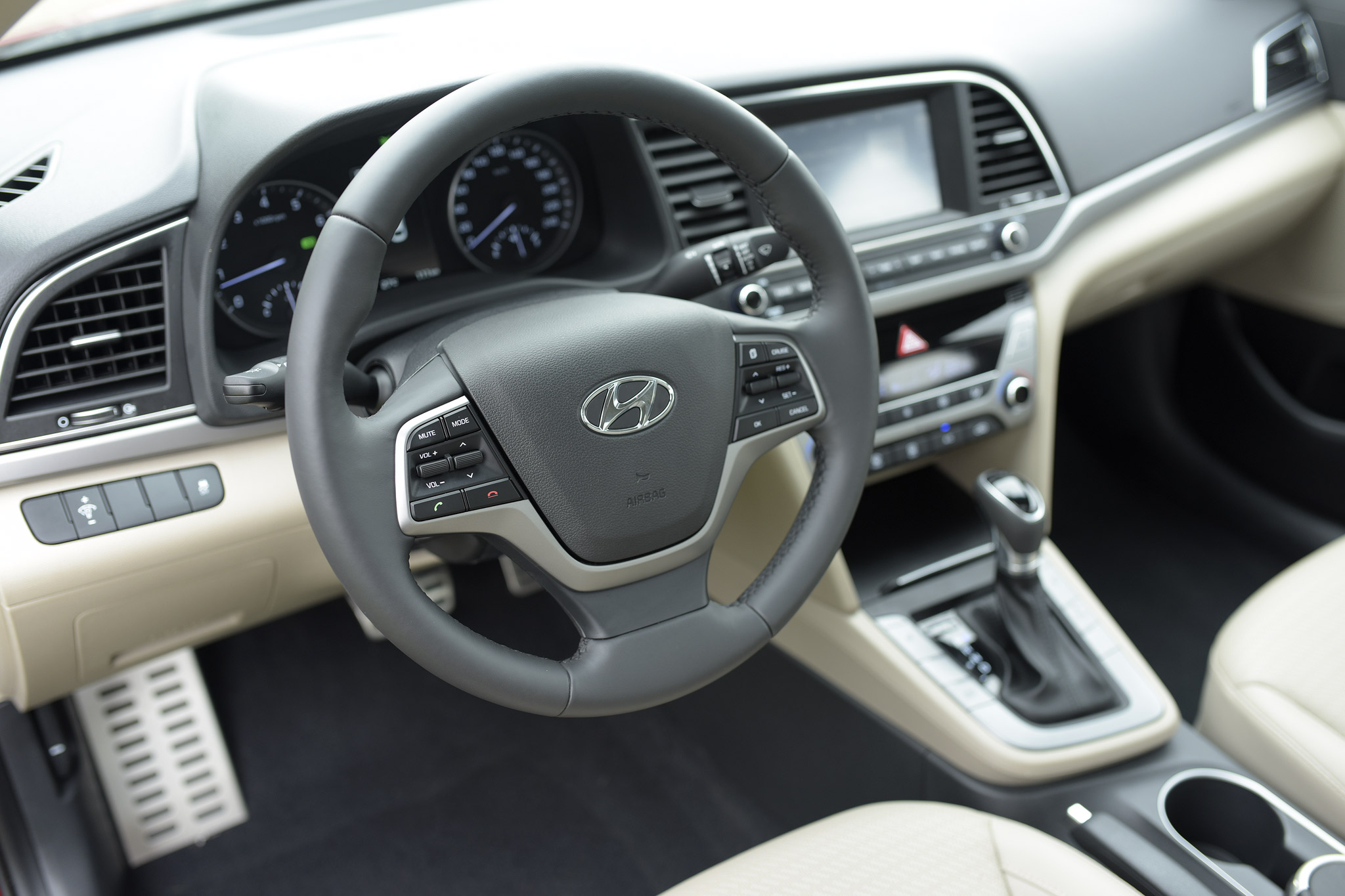 Hyunda Elantra 2018 trang bị vô-lăng bọc da ba chấu, các phím bấm đặt ở vị trí hợp lý