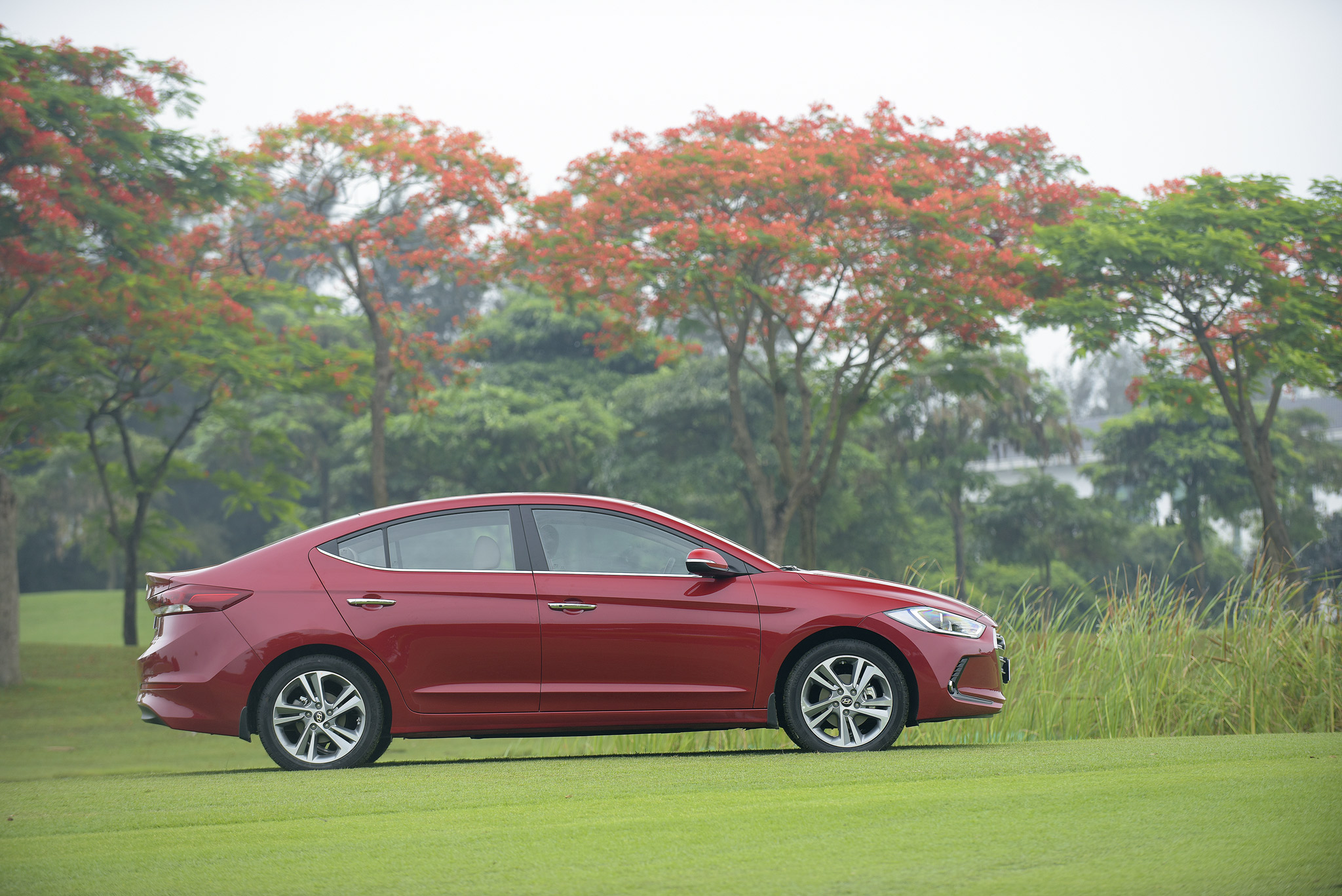 Hyundai Elantra 2018 quan sát từ bên thân xe trông rất uyển chuyển