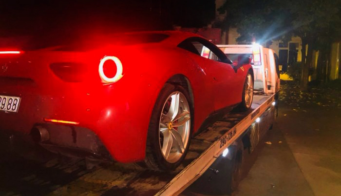 Siêu xe Ferrari 488 GTBcủa Tuấn Hưng gặp sự cố giữa đường