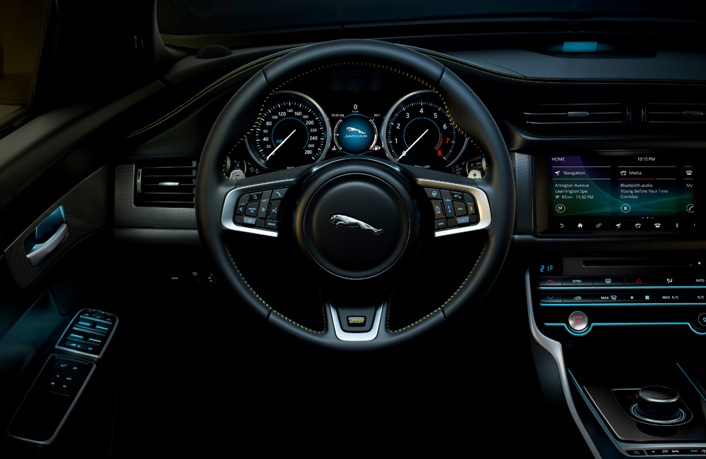 Jaguar XE 300 Sport được trang bị nhiều công nghệ hiện đại