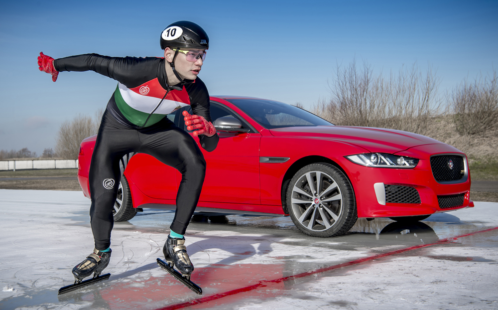 Jaguar XE 300 Sport "đánh bại" nhà vô địch trượt băng tốc độ 