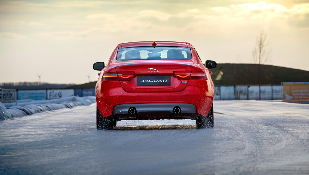Jaguar XE 300 Sport đạt tốc trung bình 59km/h trên băng