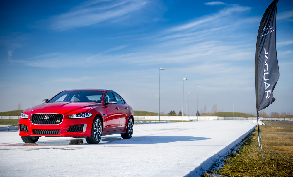 Jaguar XE 300 Sport phiên bản saloon thể thao đặc biệt trên đường đua băng