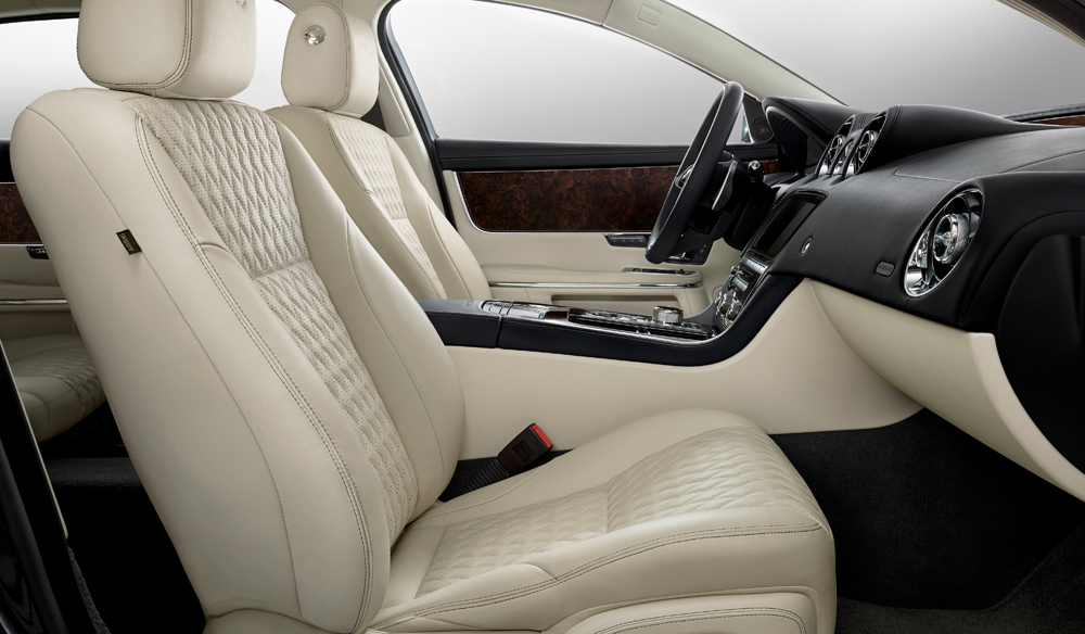 Gghế ngồi bọc da mềm sang trọng của XJ50
