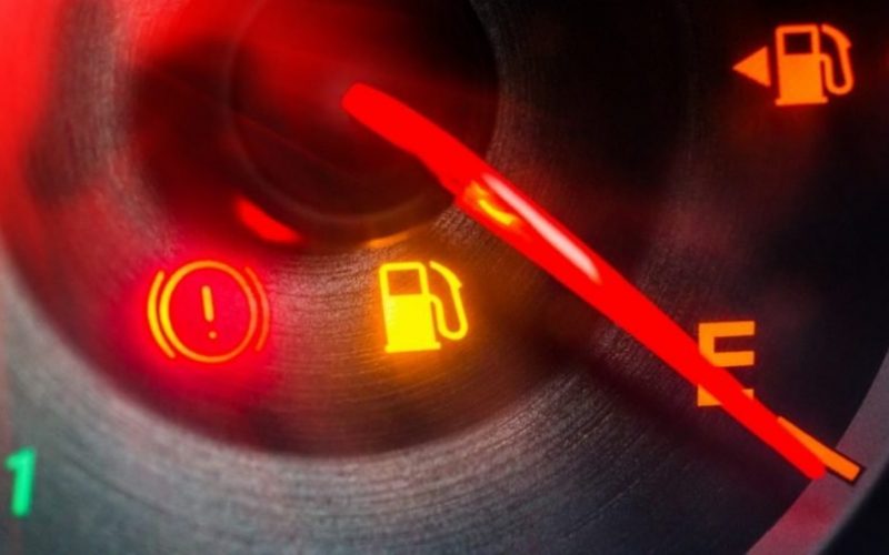 Đèn báo xăng bật sáng, ô tô còn đi được bao xa