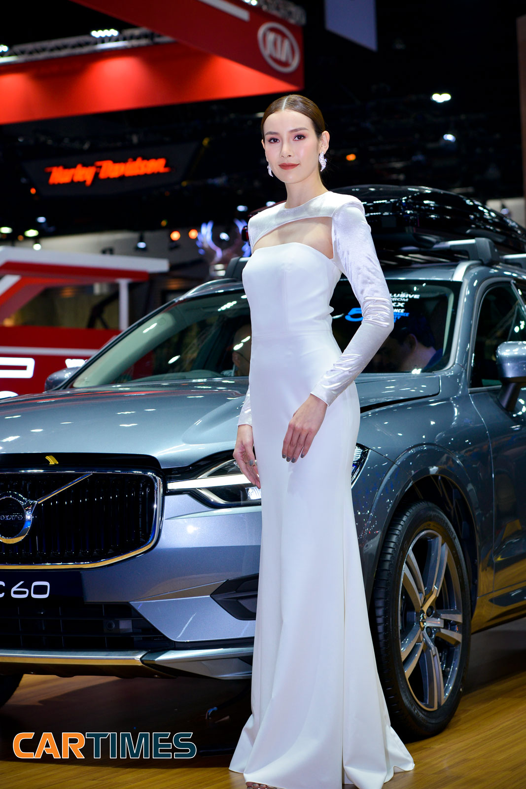 Người đẹp trong bộ váy trắng tinh khôi ôm sát của gian hàng Volvo