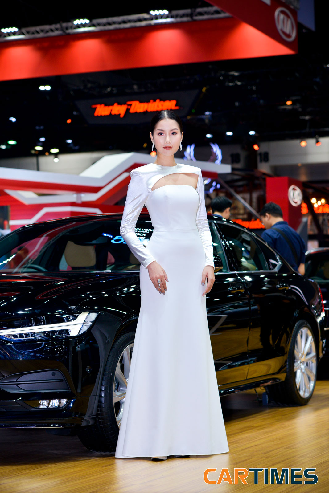 Người đẹp trong bộ váy trắng tinh khôi ôm sát của gian hàng Volvo