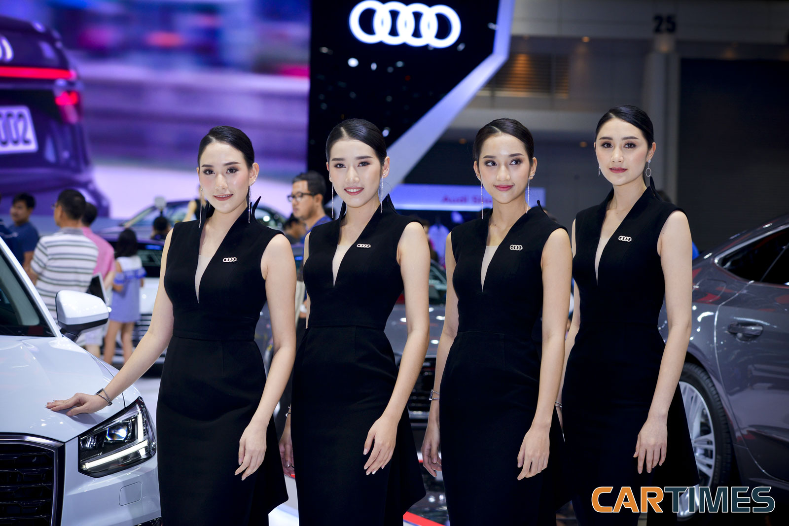 Dàn mẫu của thương hiệu Audi lịch lãm trong trang phục đen