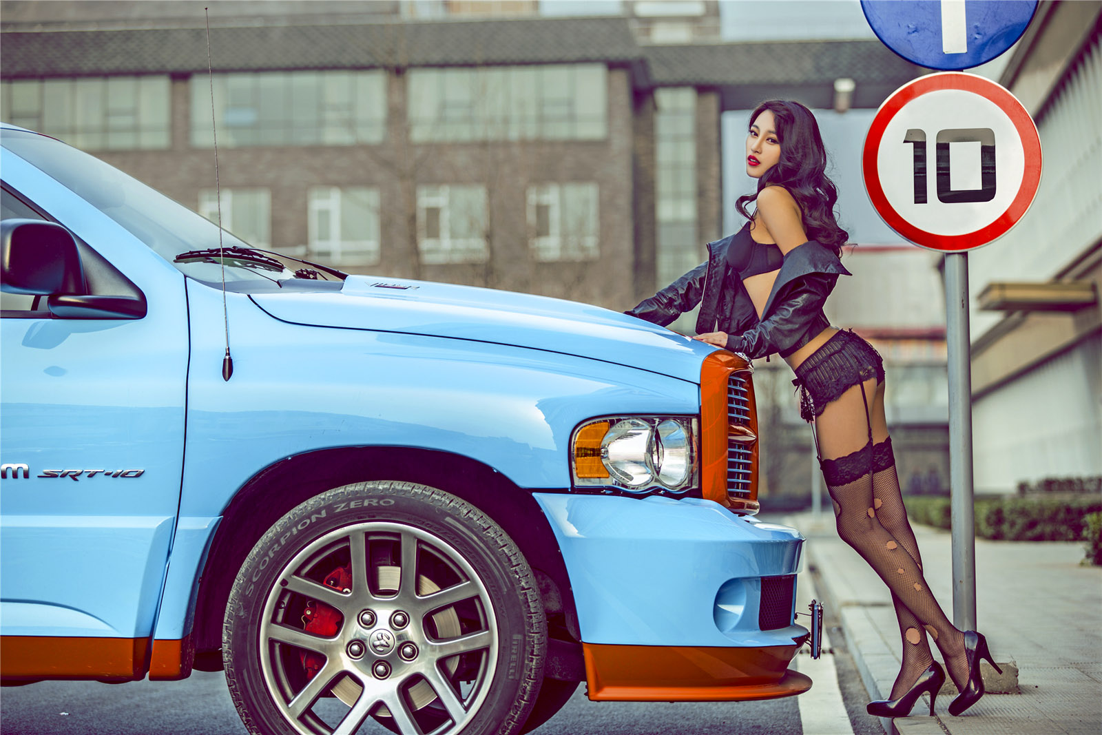 Yan Dan là cô người mẫu thể hiện rất tốt tinh thần bên “quái thú” Dodge Ram SRT-10