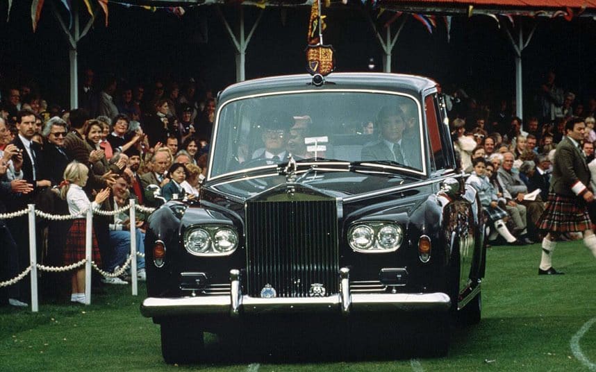 Nữ hoàng Anh trên chiếc Rolls-Royce Phantom VI