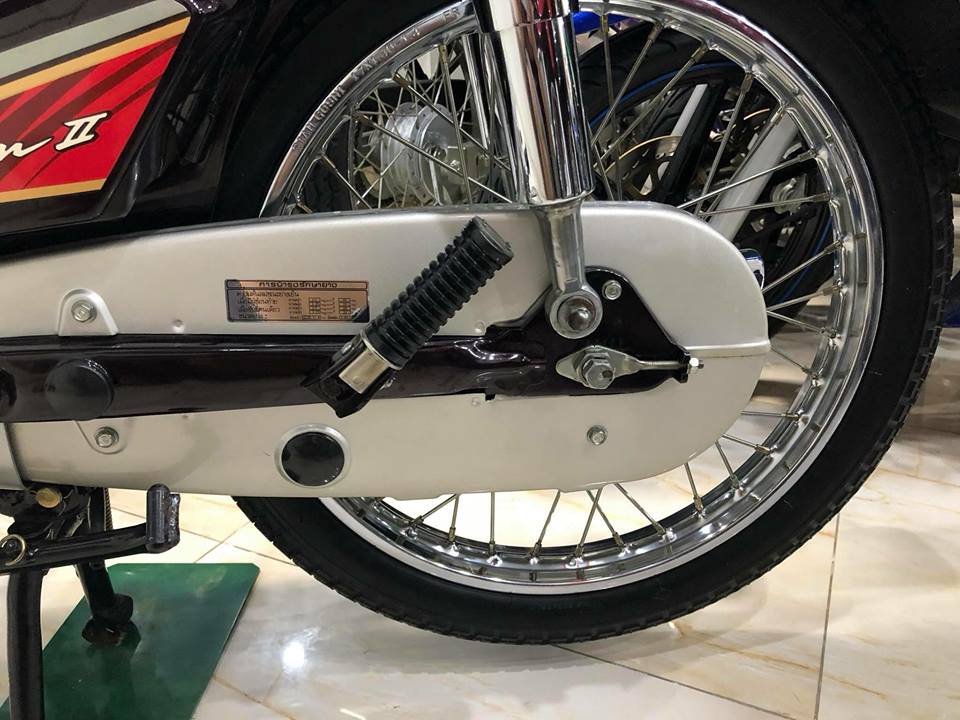 Hộp xích, giảm sóc sau và gác để chân, tem hướng dẫn sử dụng,... mới nguyên vẹn
