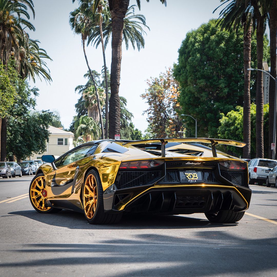 Siêu xe Lamborghini Aventador SV Roadster được phủ vàng chrome sáng loáng